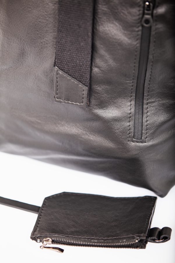 Sac à dos avec fermeture enroulée en cuir noir – Cinzia Rossi