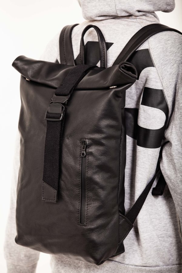 Rucksack mit Rollverschluss aus schwarzem Leder – Cinzia Rossi