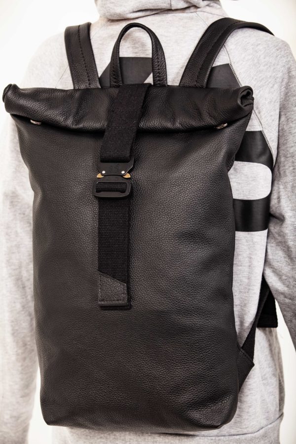Rucksack mit Rollverschluss aus schwarzem Leder – Cinzia Rossi
