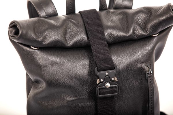 Rucksack mit Rollverschluss aus schwarzem Leder - Cinzia Rossi