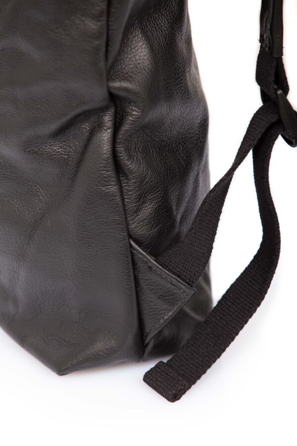 Roll-top closure leather backpack with buckle - Cinzia Rossi